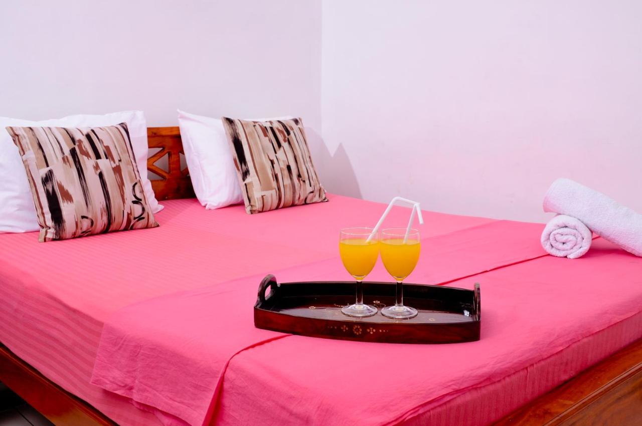 Myr-O Homestay Kombichankulama Exteriör bild