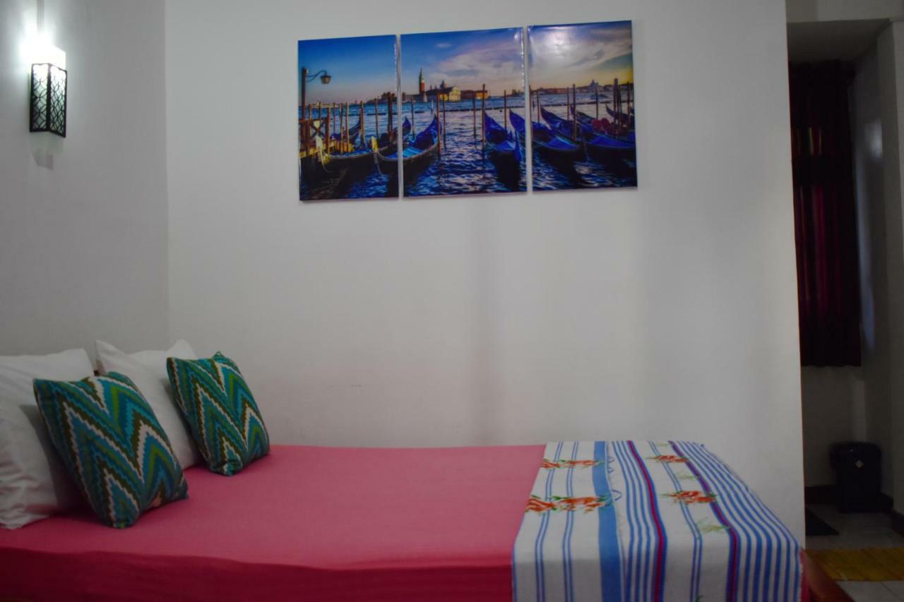 Myr-O Homestay Kombichankulama Exteriör bild