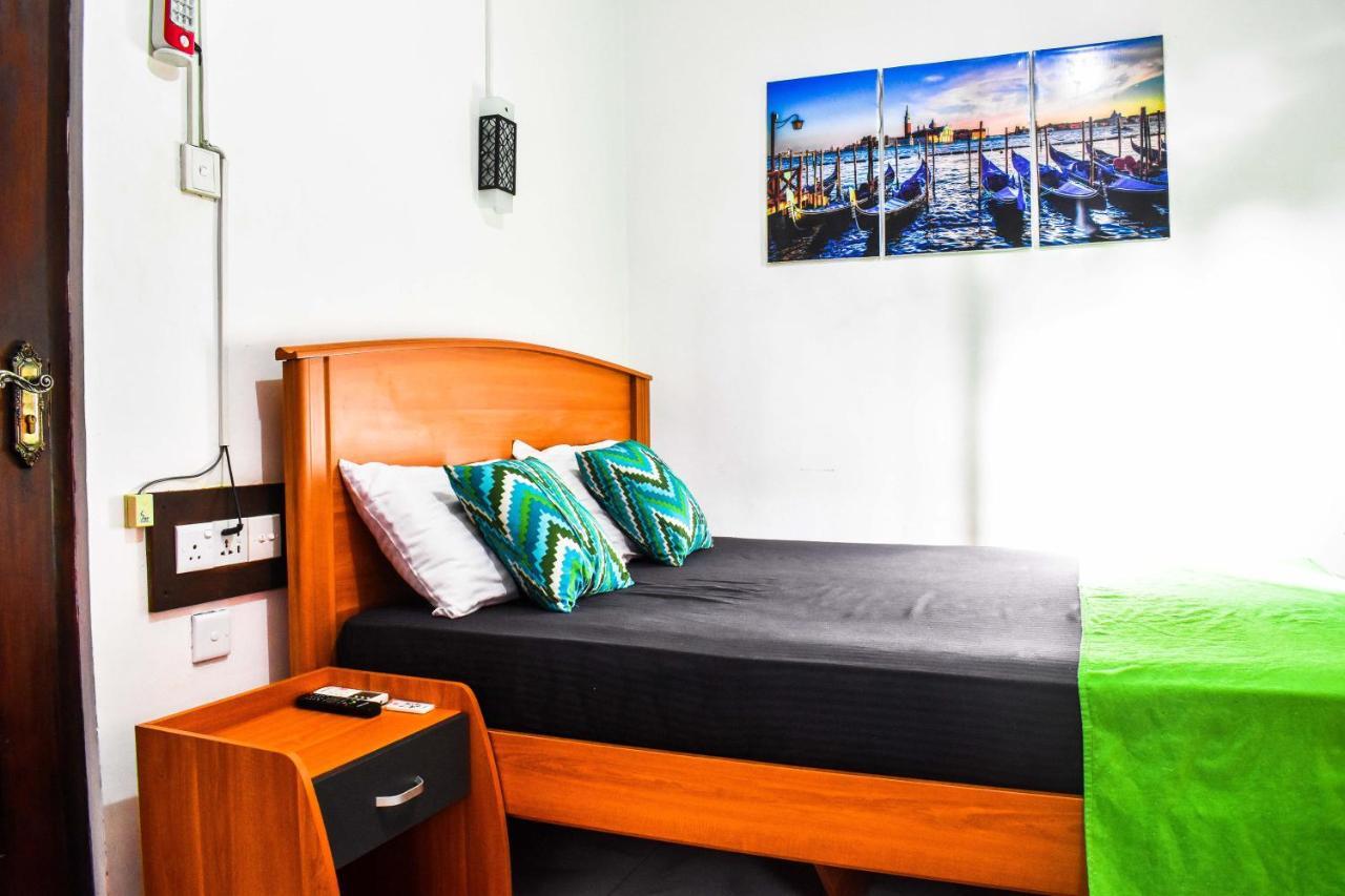 Myr-O Homestay Kombichankulama Exteriör bild